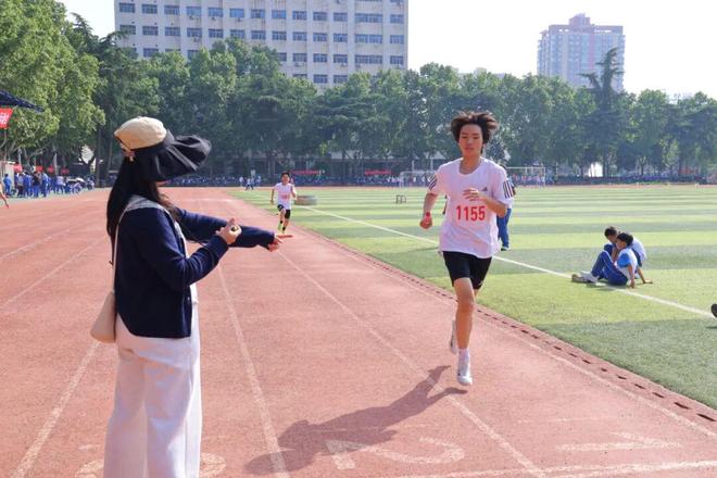 回应“小孩被游乐园过山车压到”：不属实！孩子被无动力设备绊倒及时送医无生命危险